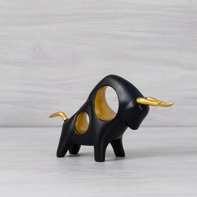 Black bull decorative piece by Home 360