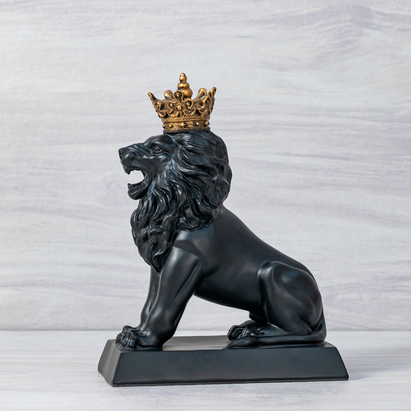 Crowned lion center piece by Home 360