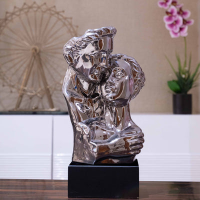 Couple hugging statue by Home 360